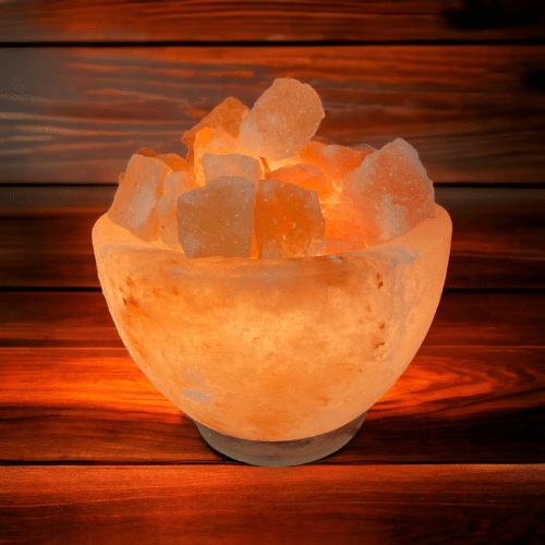 En Himalaya bowl med små saltsten giver et lidt anderledes lys.