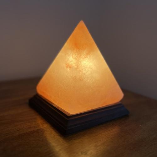 En pyramideformet saltlampe har et mere moderne udtryk end den klassiske saltlampe