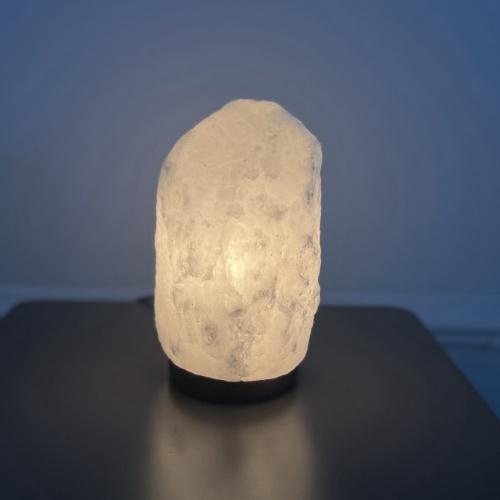 Den hvide saltlampe har et mere diskret udtryk end de mere traditionelle orange saltlamper.
