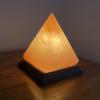 En pyramideformet saltlampe har et mere moderne udtryk end den klassiske saltlampe