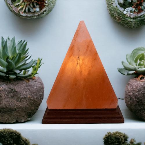 En Himalaya saltlampe kan også være pyramideformet