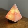 Pyramideformet saltlampe med USB-tilslutning kan sættes i computeren