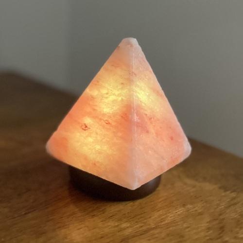 Pyramideformet saltlampe med USB-tilslutning kan sættes i computeren