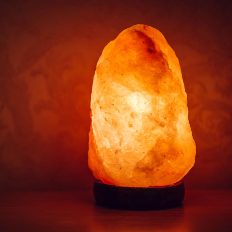 En autentisk Himalaya saltlampe giver et flot orange lys til omgivelserne